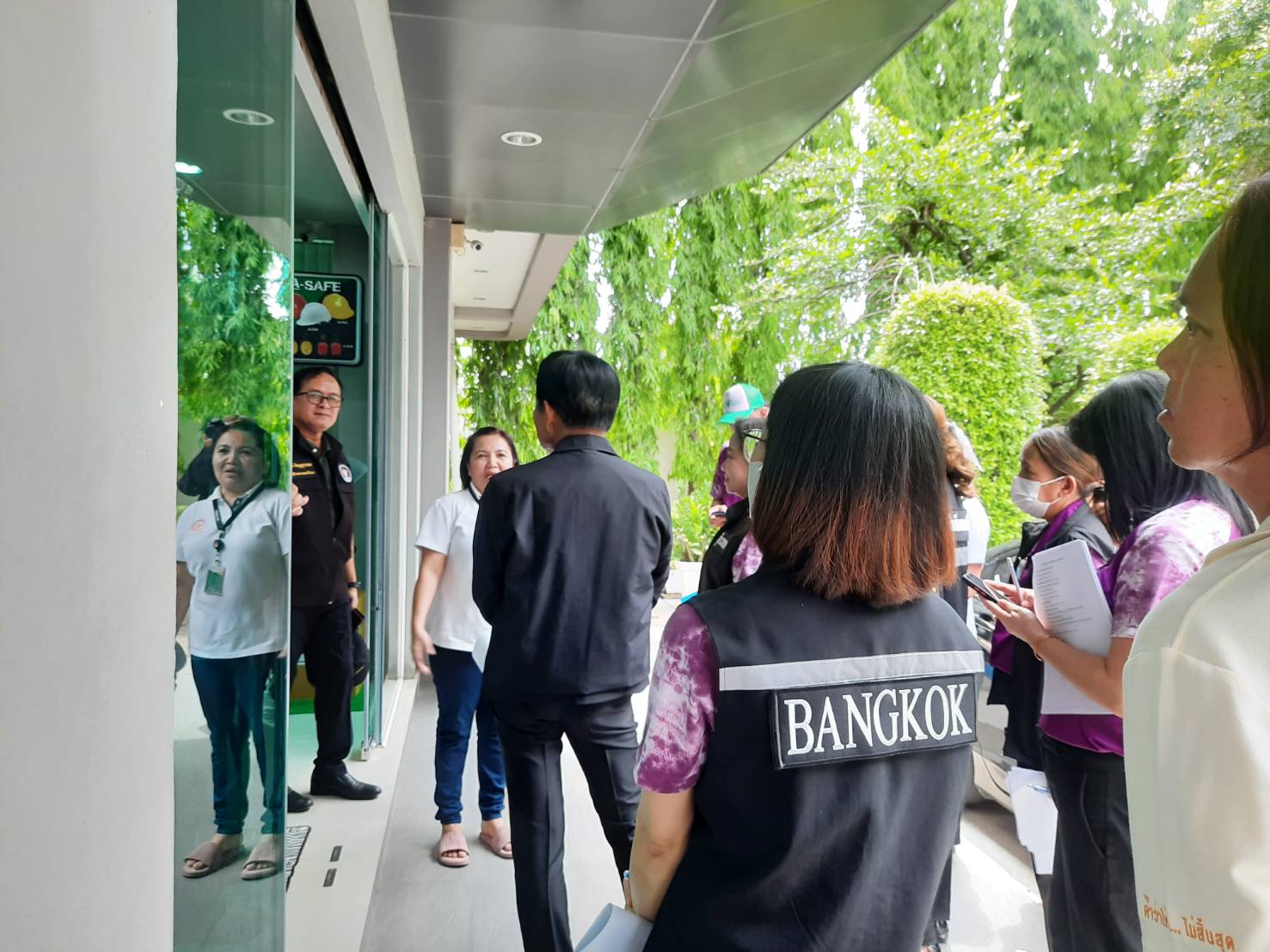 รองผู้ว่าฯ จักรพันธุ์  และเจ้าหน้าที่ที่เกี่ยวข้อง เยี่ยมชมการคัดแยกขยะ